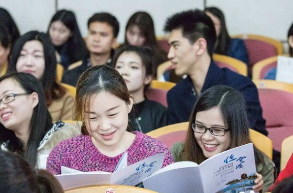 高考双料状元进入清华大学，一入学就成了校花，网友催促她快出道