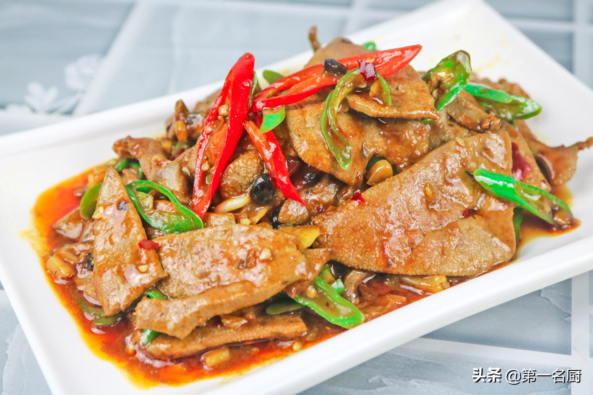 调料:食盐,鸡粉,胡椒粉,白糖,生抽,老抽,料酒,芝麻油,豆瓣酱食材:猪肝