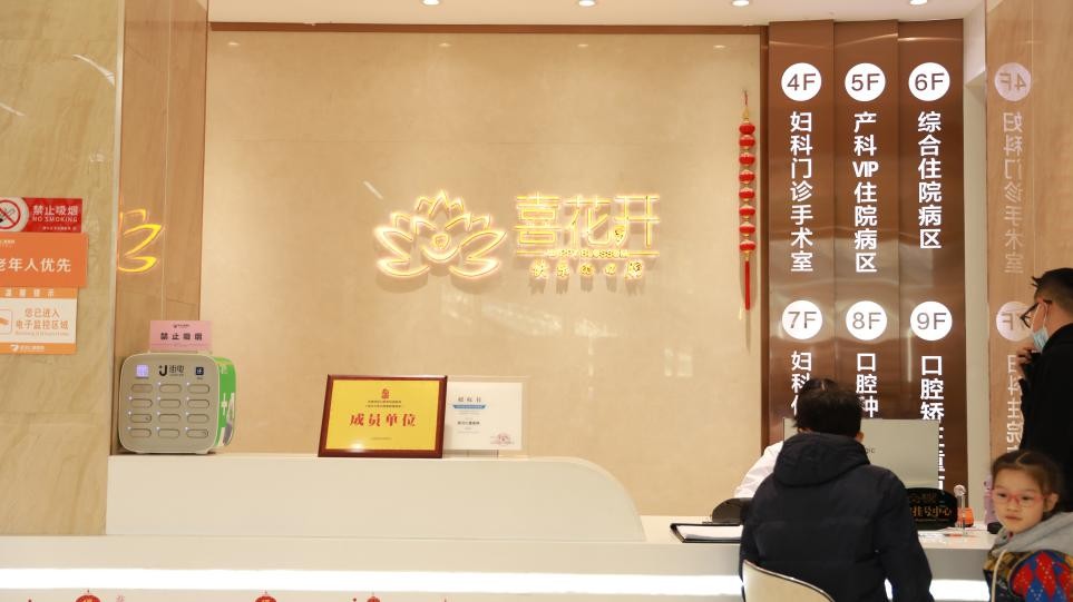 武汉13岁女孩不小心磕掉半边门牙，修复矫正后绽放自信歌喉