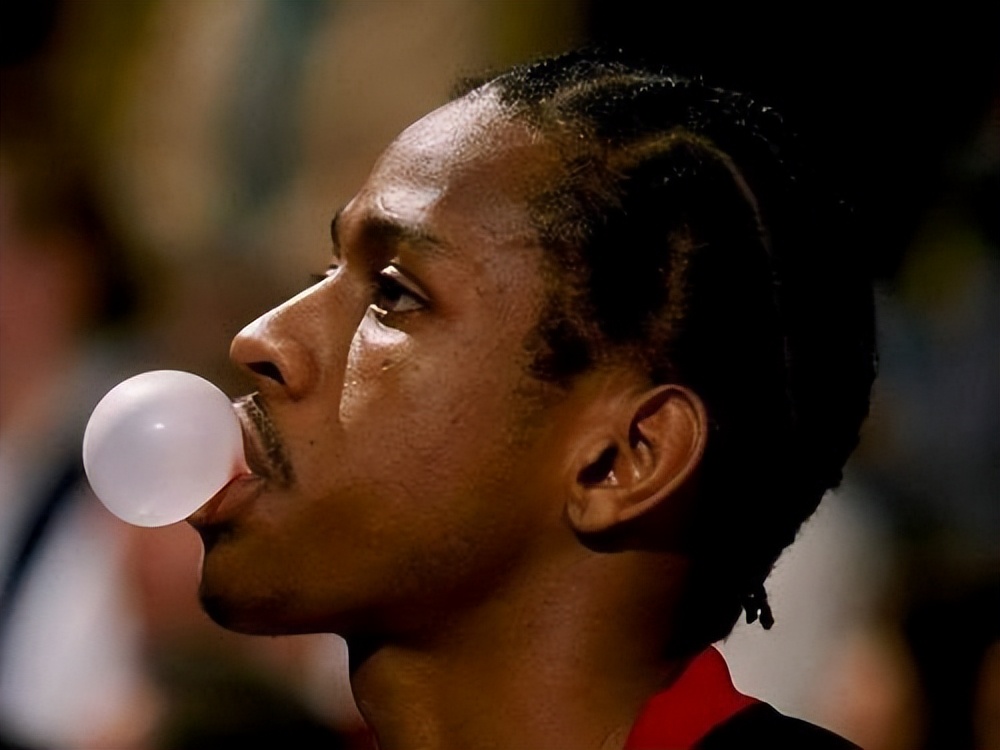 早在20年前,nba之所以能掀起在比赛中嚼口香糖的热潮,很大一部分原因