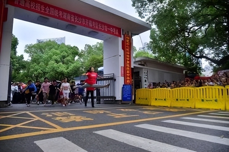 一字马考试成功视频(2020年，湖南女孩冲出考场跳“一字马”，成绩公布被嘲，考了多少)
