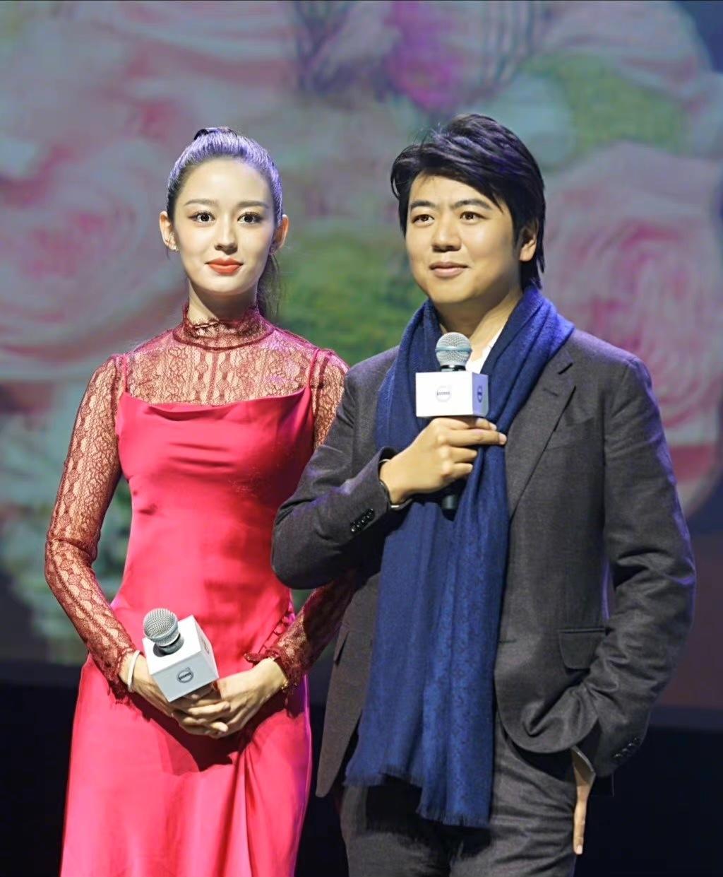 郎朗和妻子同框真恩爱，吉娜穿玫红色透视裙秀出好身材，气质绝了