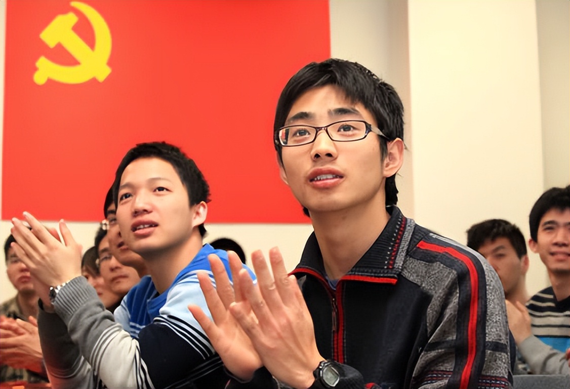 一组清华教室实拍图走红，被嘲“高学历低素质”，内卷如此严重？