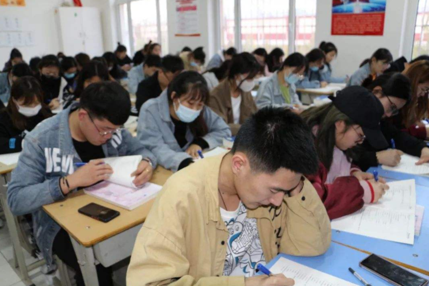 四六级出“新规”，部分学生失去报考资格，学习成绩再好也没用