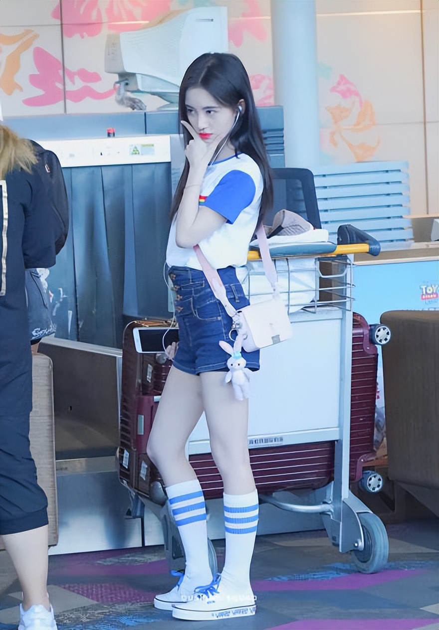 蓝色系的鞠婧祎