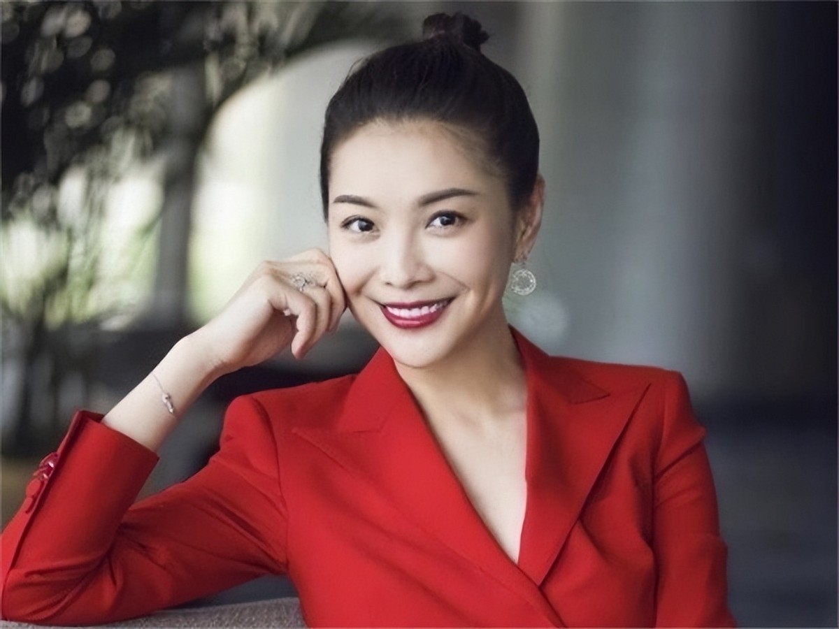 还记得主持人栗坤吗？如今她的近况如何？