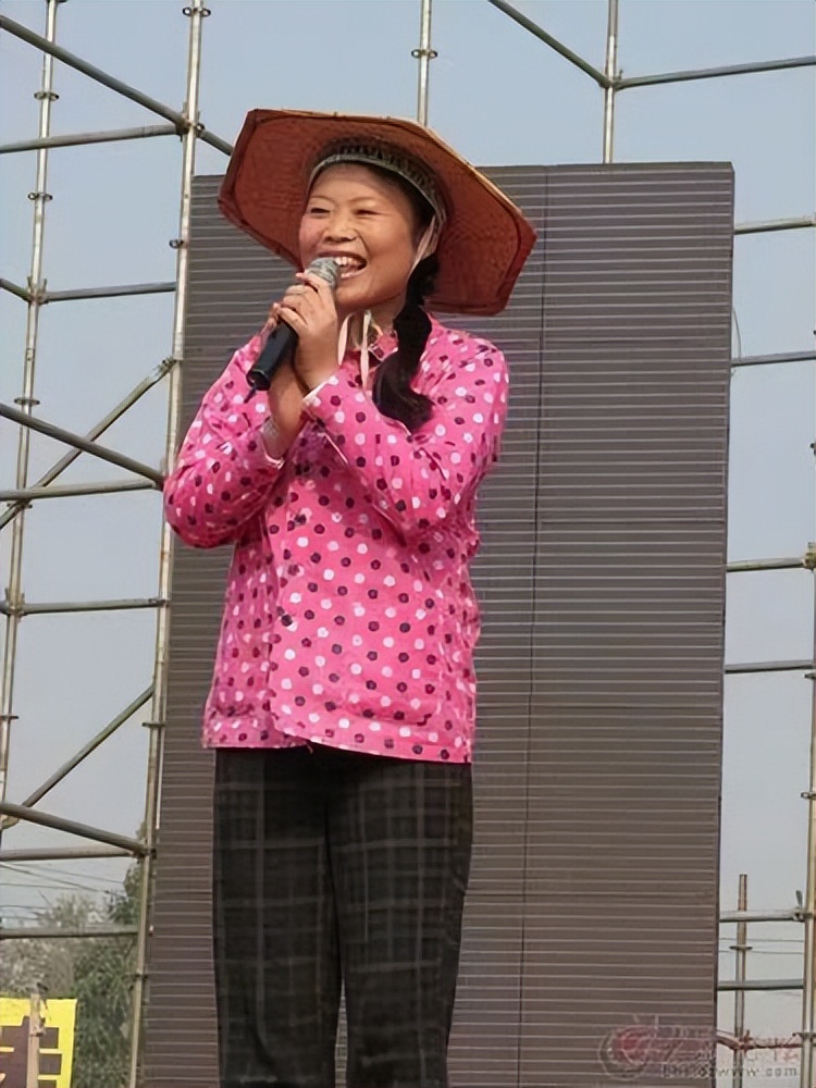 从曾经红火的《星光大道》走下来，那些出名的歌手哪里去了？