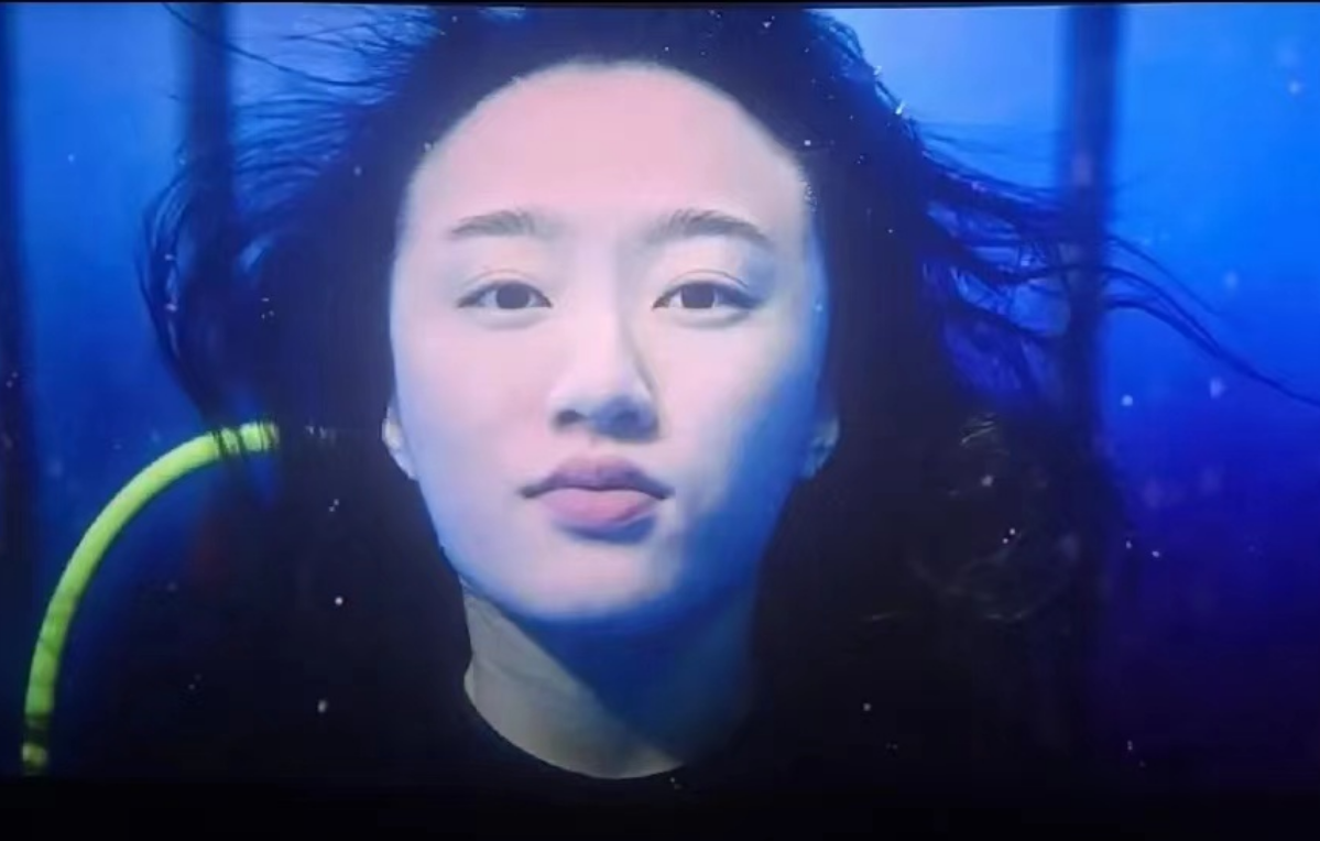 至于李木子怀孕玩儿深潜,何非将李木子锁在旅游岛的防鲨笼里不挪走