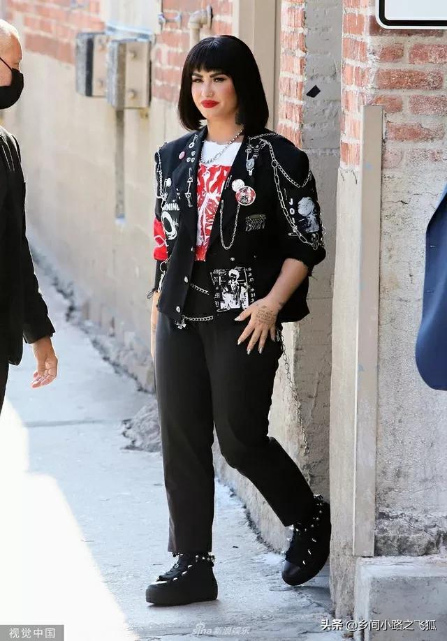 黛米-洛瓦托参加节目录制 身穿黑色西装外套酷炫十足
