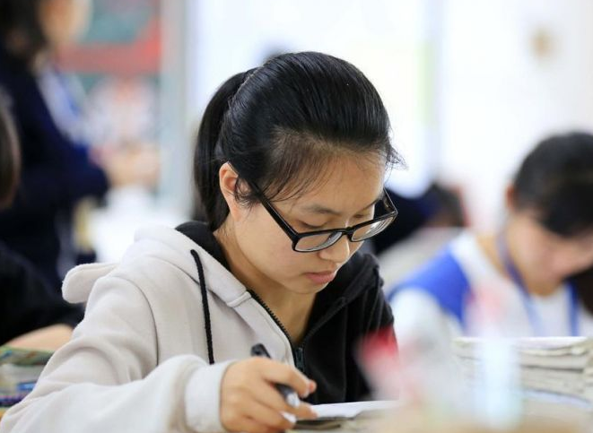 “双减”升级，高中生步入中小学生后尘，不公布成绩也不能补课？