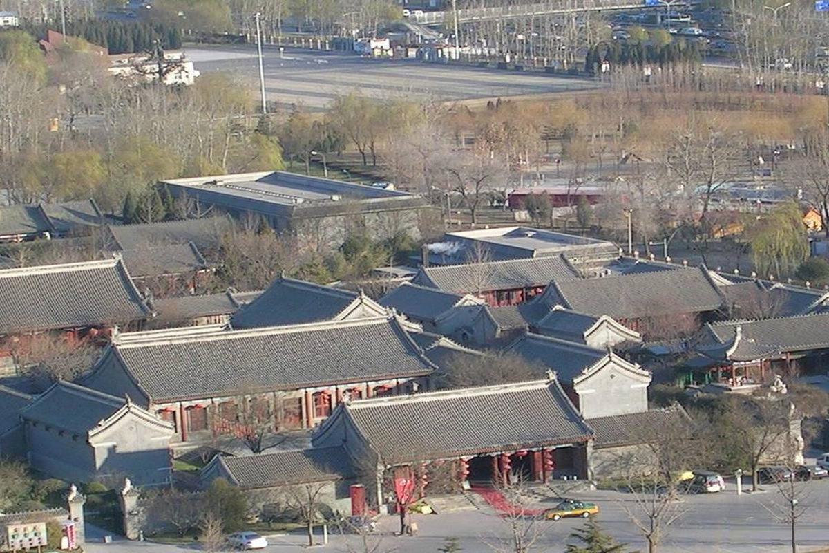 顺承郡王府第三世:爱新觉罗·锡保,诺罗布第四子,已革和硕顺承亲王.