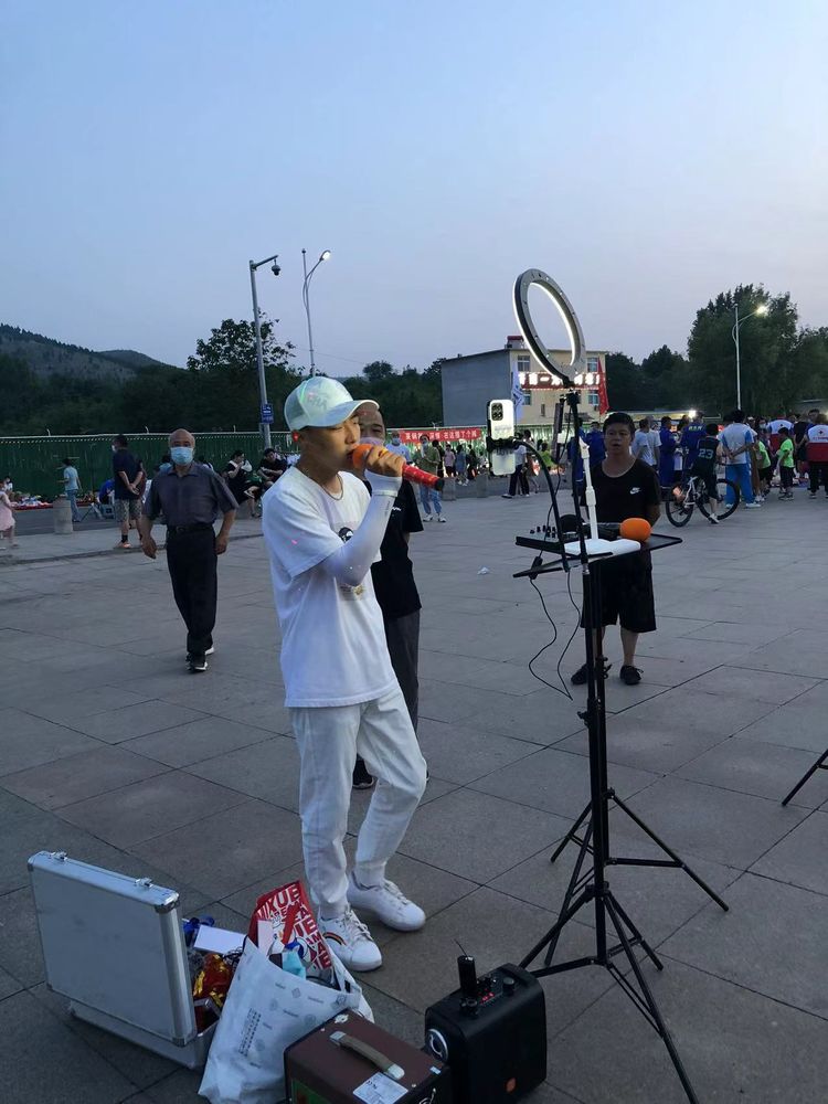 赞！钢城区街头艺人展演亮相大汶河广场！