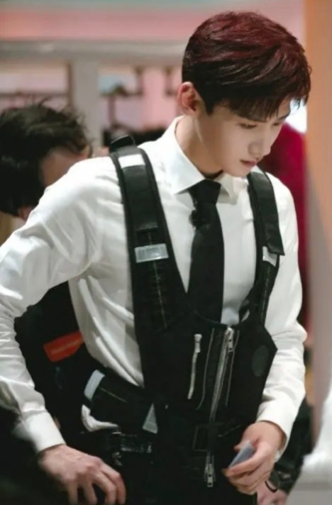 穿“白衬衫”的10位男星，个个“白衣胜雪”，气质干净