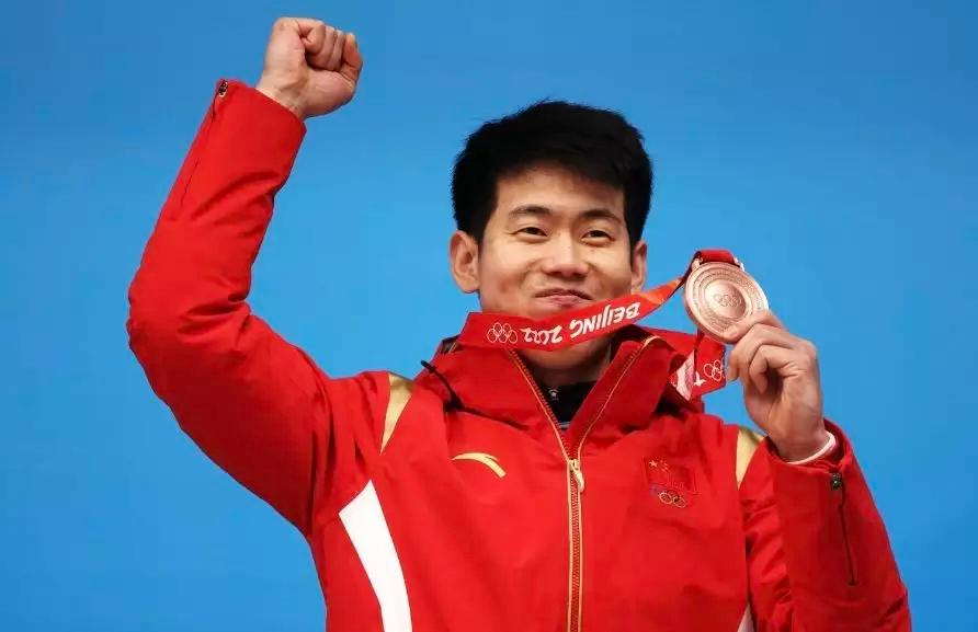 祝贺！米兰冬奥周期第一金！中国小伙击败45人夺冠，全队沸腾狂欢