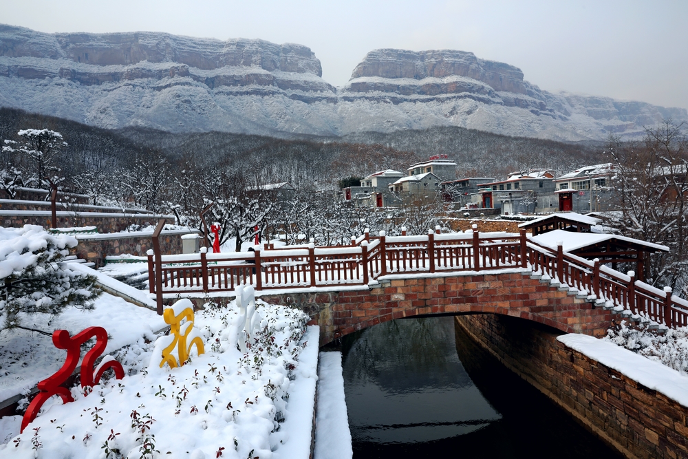 雪后的太行山森林运动公园，飞雪轻舞，翠竹炊烟，素净而艳丽