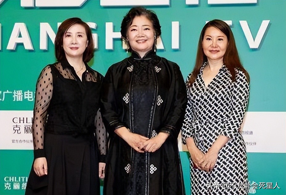 同是50+女星走红毯，内地女星和港台女星的造型，差距真是太远了