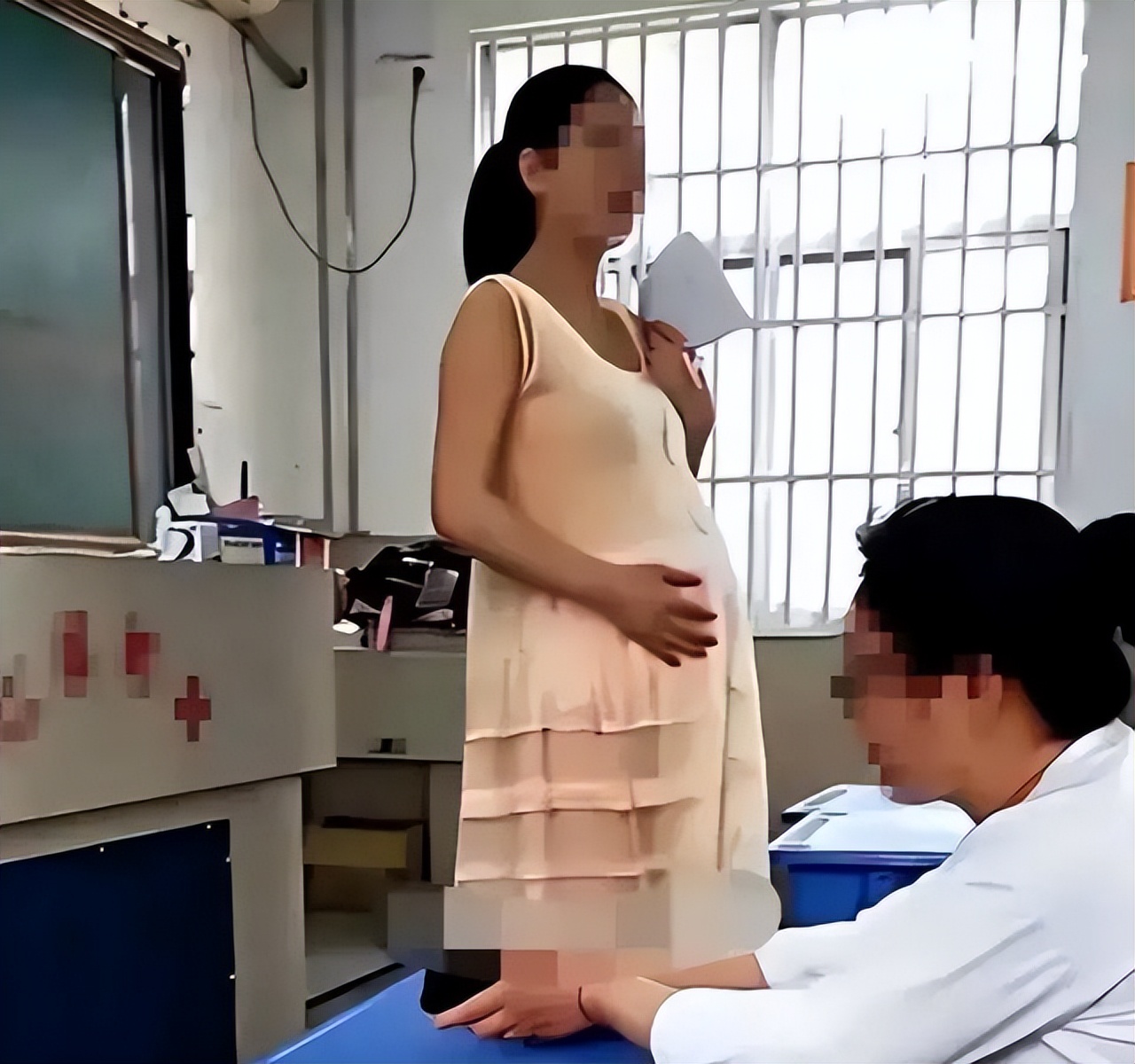 从网上的照片看,这个女老师应该是在开家长会,家长对于老师穿着的孕妇