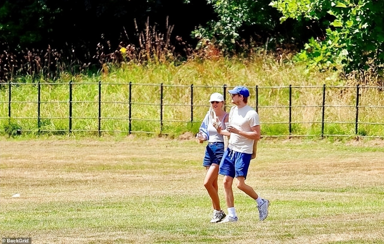 32岁泰勒·斯威夫特约会啦！和男友穿蓝白情侣装很清爽，没有婚戒