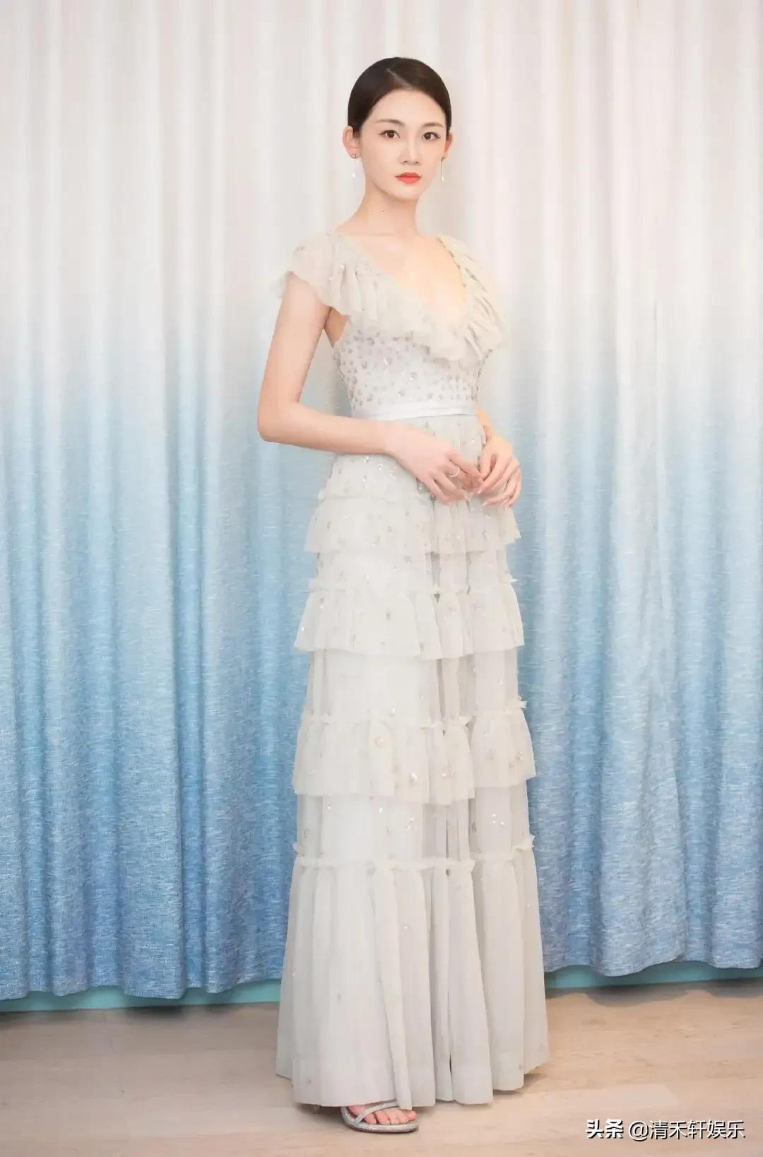 苗苗长发披肩时，更温婉动人。羡慕郑恺，娶到漂亮的老婆回家