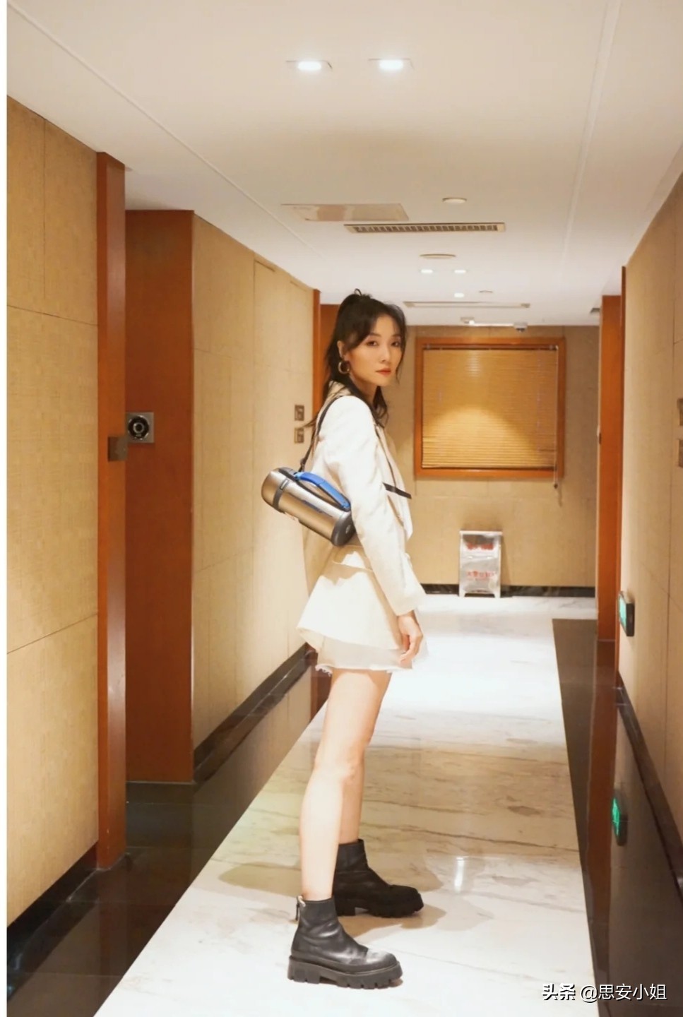 剧抛脸齐溪长相真高级，私服穿搭贵气感十足，背个水壶都很时尚