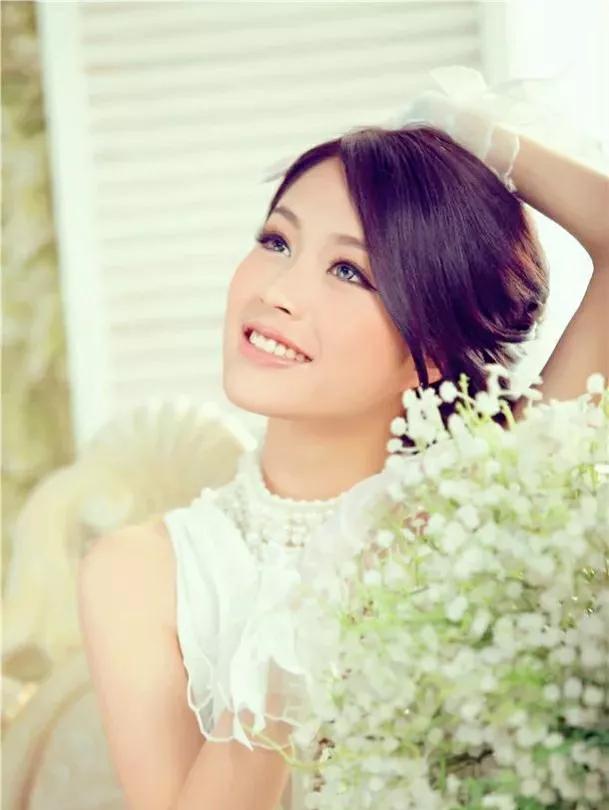 央视主持人郑丽：知性优雅，温婉大方，魅力十足