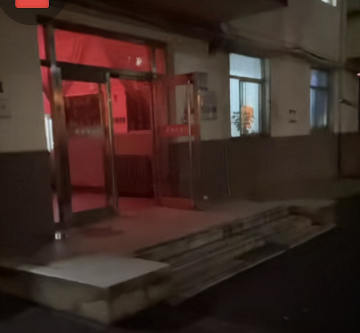 大学“阴间宿舍”走红，走廊看起来就很闪灵，学生直言不敢睡觉