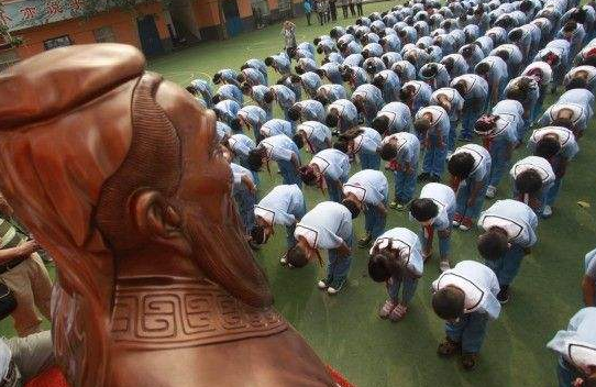 广东初中生考试前"拜孔子",不料被老师拍下,逃跑样子过于可爱