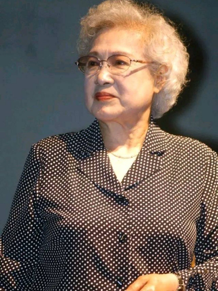 被周总理称为"中国最美女性",已99岁的秦怡老了依旧如此美丽