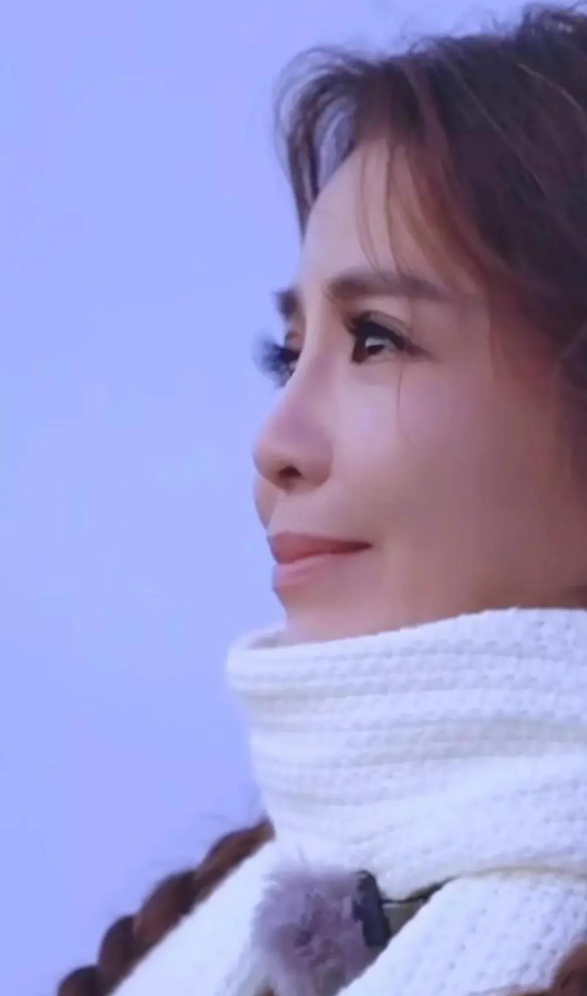 哭的图片真人眼睛(朱迅手捧遗像送别亡母,神情悲伤双眼哭红,妈妈妈