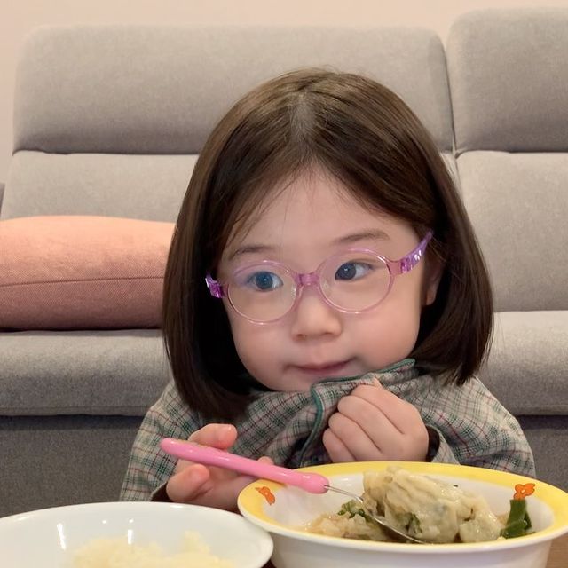 火遍全网的表情包小女孩!凭可爱萌翻所有人:骗我生女儿