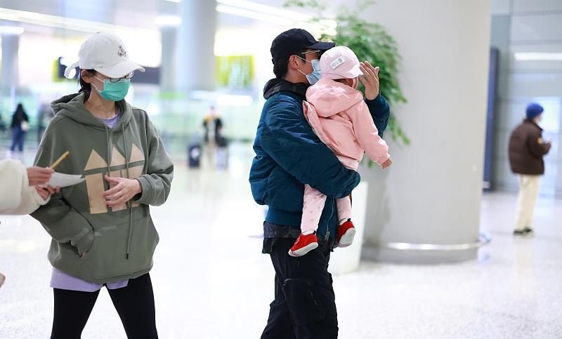 郑恺一家三口首次走机场，苗苗瘦一圈太苗条，女儿大鼻子超像妈妈