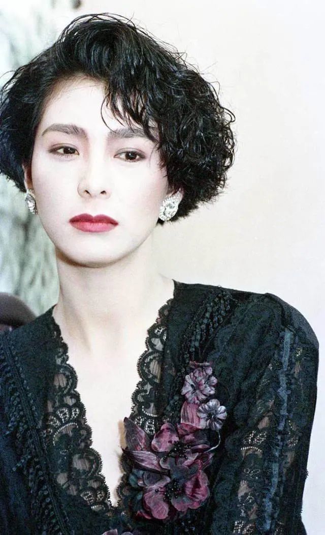 世界顶级超模周天娜:被2个情人抛弃,公开承认患艾滋