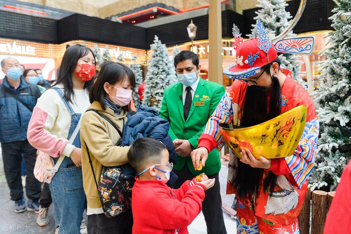 外有疫情“围城”,内有博彩行业缩水，疫情防控得当的澳门虎年面临哪些挑战和机遇？