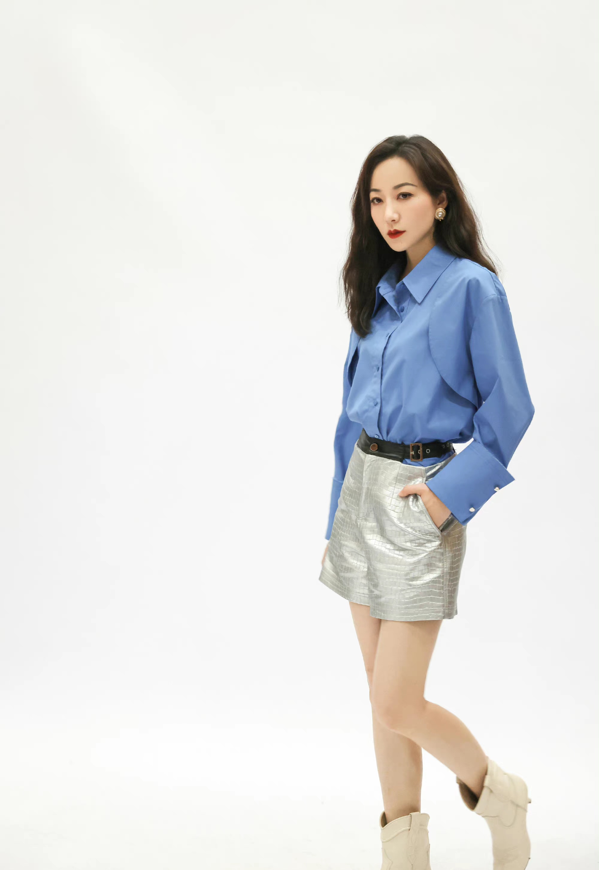 韩雪《无限超越班》造型,蓝色衬衫搭配短裤,时尚简约显气质!