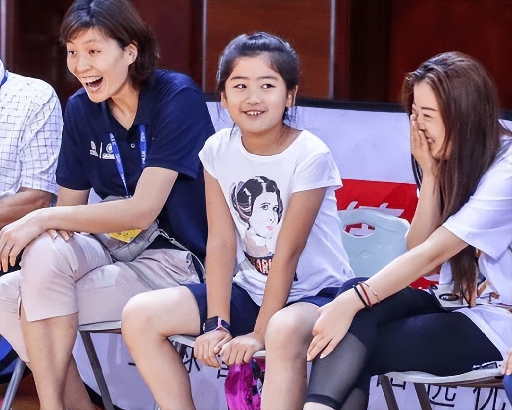 姚明女兒今年多高了（姚明與女兒同框做核酸！12歲姚沁蕾身高近1米8，打扮低調(diào)長腿吸睛）