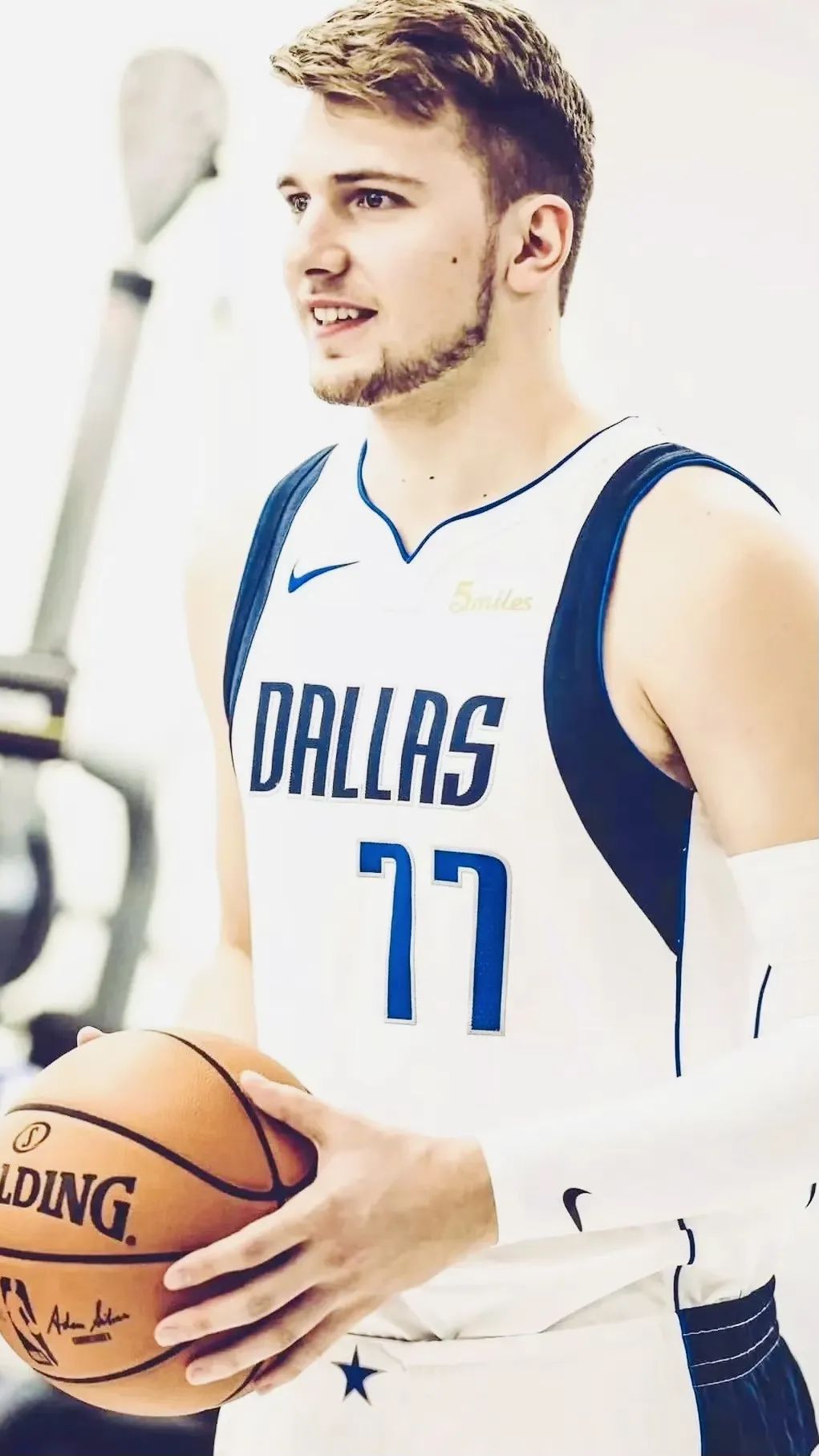 夕阳篮球场壁纸头像(「球星壁纸第62期」:东契奇,请拿走你偶像的壁纸)