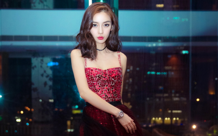 杨颖身份证上名字惹争议,德国血统遭质疑,她爸爸照片更像印度人