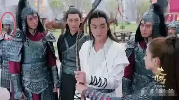 笑到胃疼的穿帮镜头，手榴弹忍了，赵丽颖身后的小厮站着睡着了