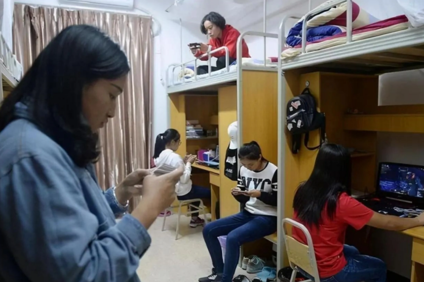 大学女生宿舍有多卷？给室友眼镜上锁不算啥，“体育加项”才吓人