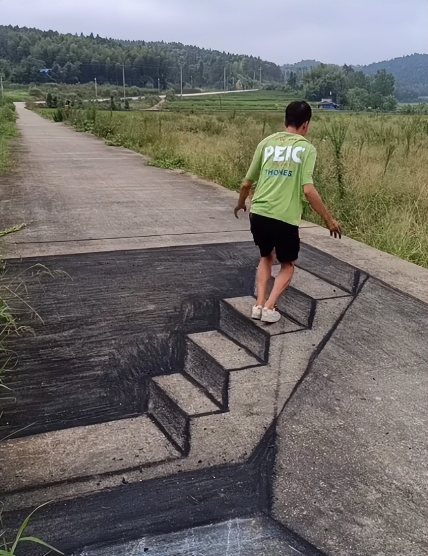 农村小伙“3D立体画”吓呆路人，震惊3亿老外，这种路你敢走吗？