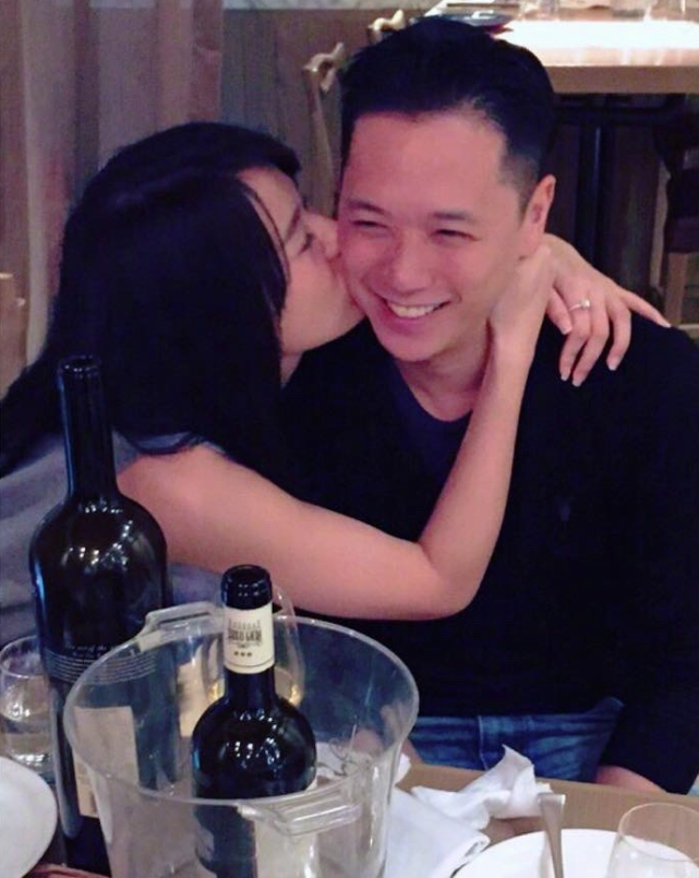 幸福爆表！胡杏儿晒一家五口为老公庆生，李乘德获妻儿献吻超满足