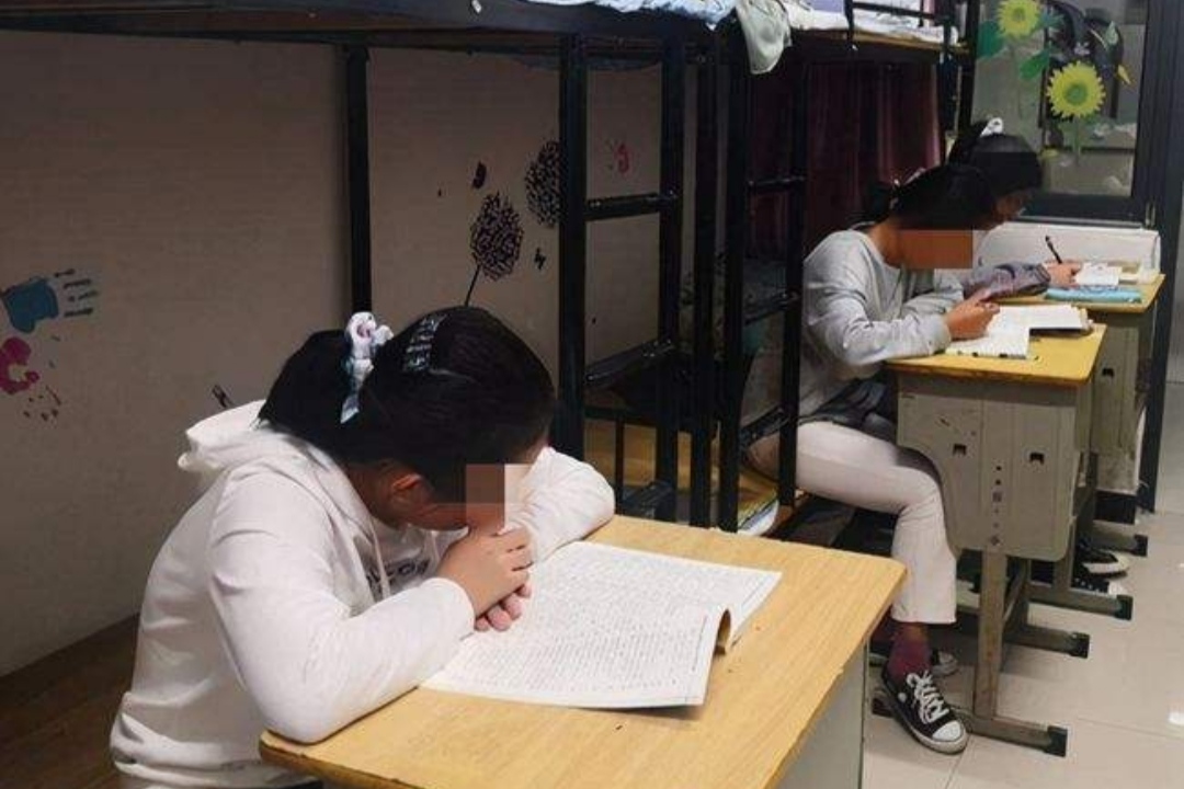 同样上3年初中，一个学生住校、一个学生走读，中考成绩差距明显