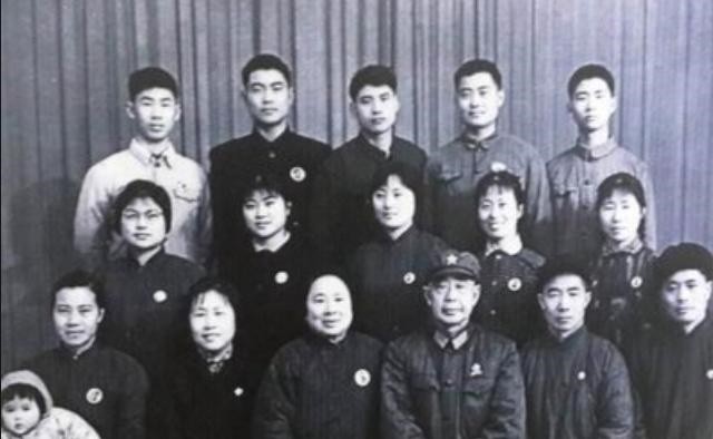 傅作义与陈明仁，为何在军中待遇差距很大？