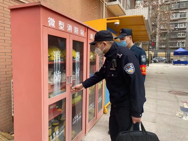 排查校园隐患 维护核检秩序——西安碑林公安着力护卫开学季