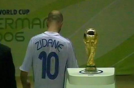 足球队背影(齐达内的这个背影,是我和青春时代的告别)