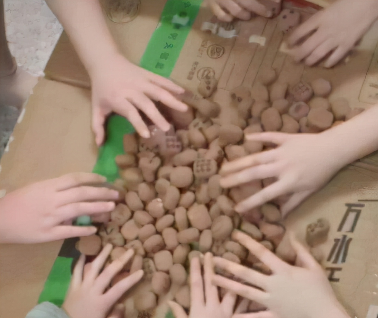 西安高校封校后，一名体育生拿室友当杠铃，隔离宿舍的奇葩生活