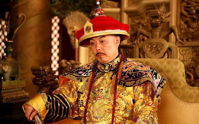 “皇帝专业户”张铁林：改国籍，字画卖十万，痴恋女学生不负责