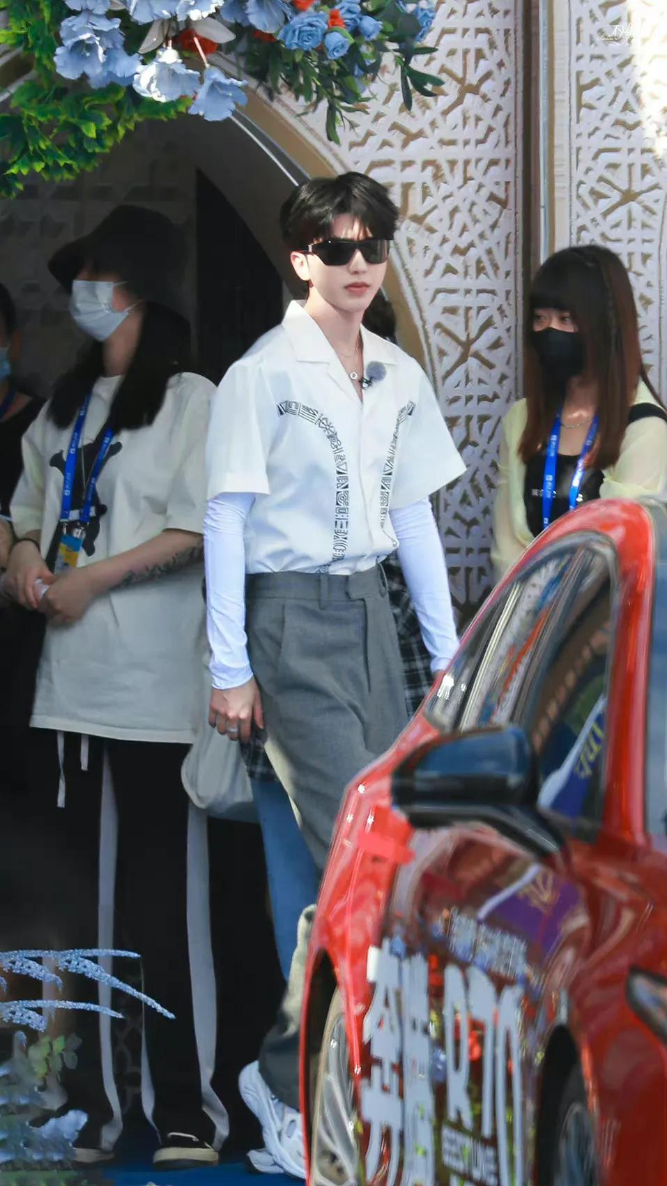 奔跑吧新疆录制，angelababy蔡徐坤，白鹿民族风造型好清新