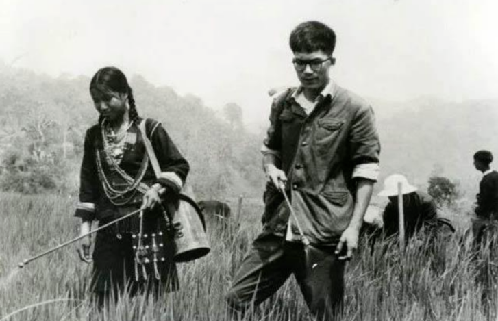 20岁重庆知青娶31岁带4娃寡妇，放弃返乡留山沟，婚姻幸福美满