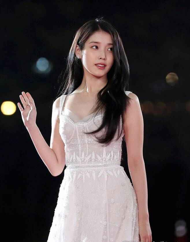 韩国人气女星李知恩出席活动,穿白色吊带长裙,纯洁美丽如仙女般